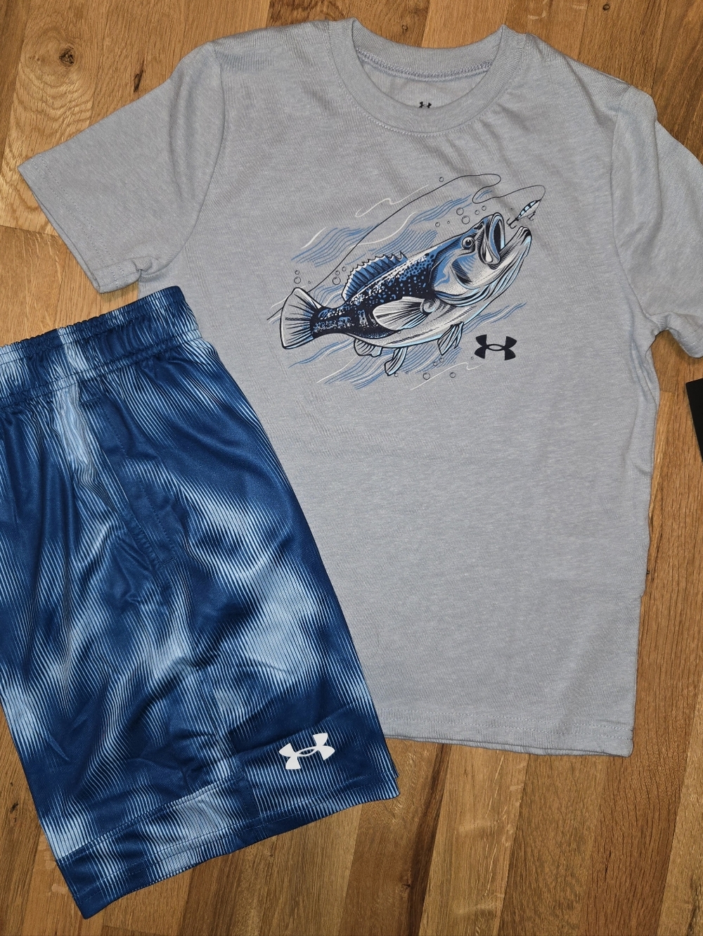 NEW Boys Under Armour Bass Fish Shirt Printed Short Set Gray Blue Youth Small - Picture 2 of 3